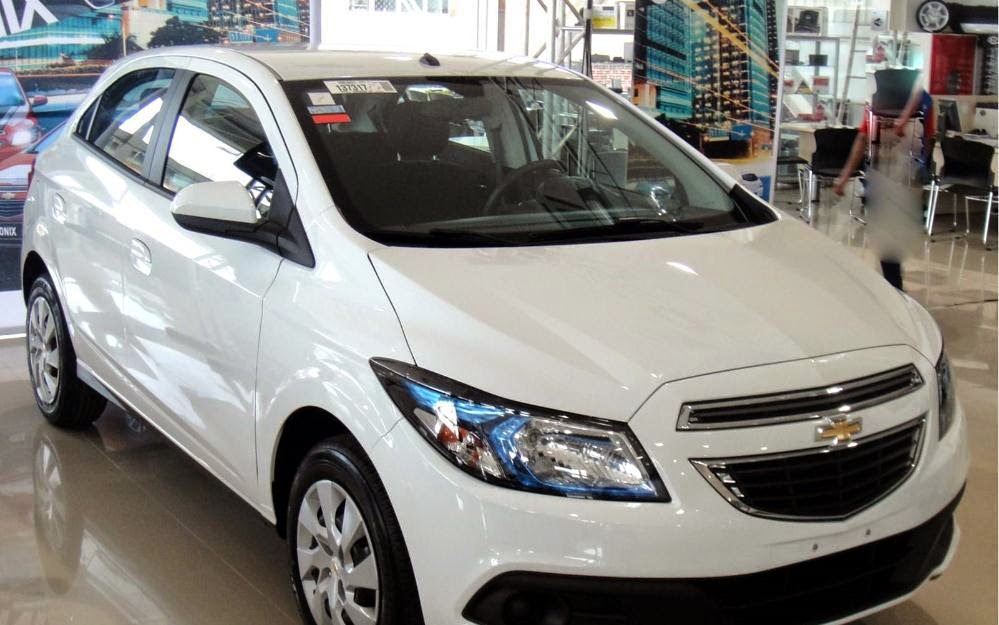 Novo Chevrolet Onix 2015 branco hatch