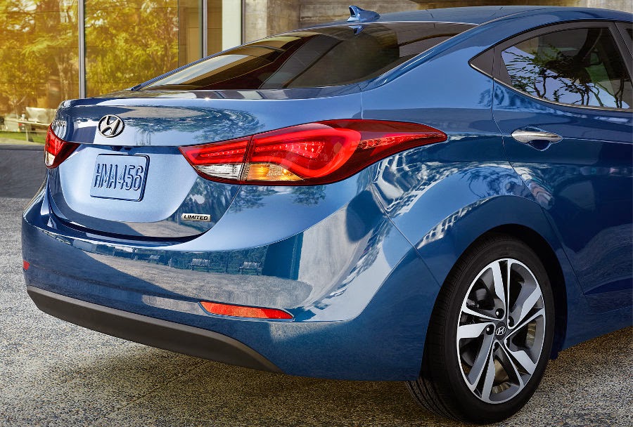 Hyundai Elantra 2015 fotos traseira